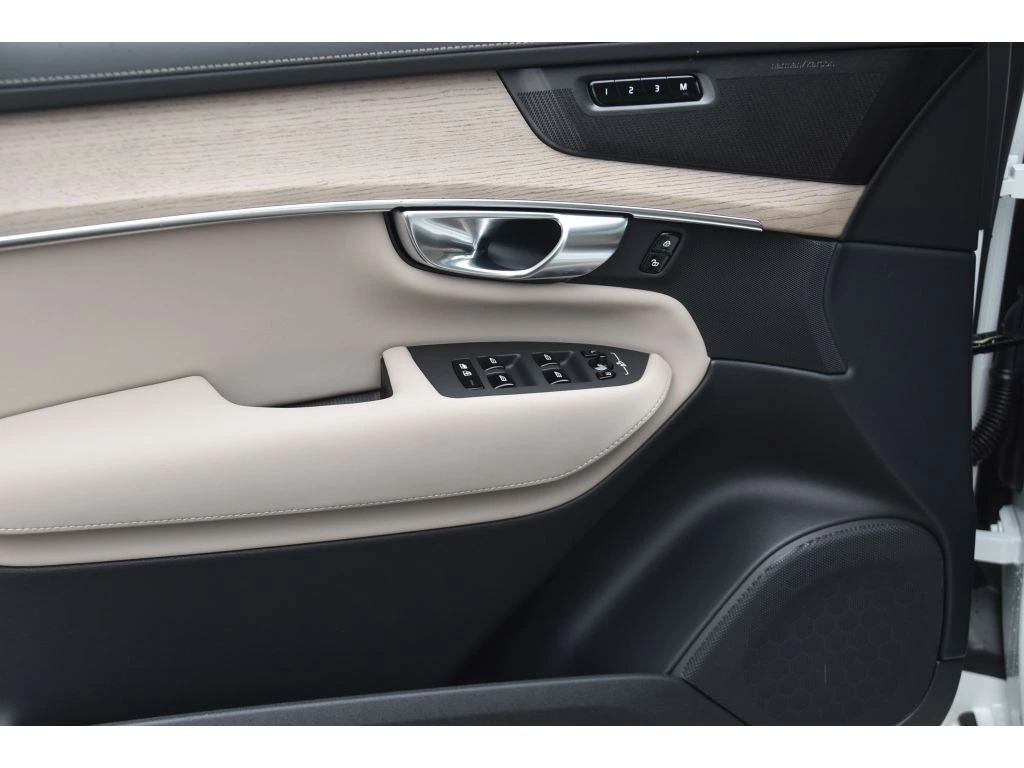 2026 Volvo - image 27