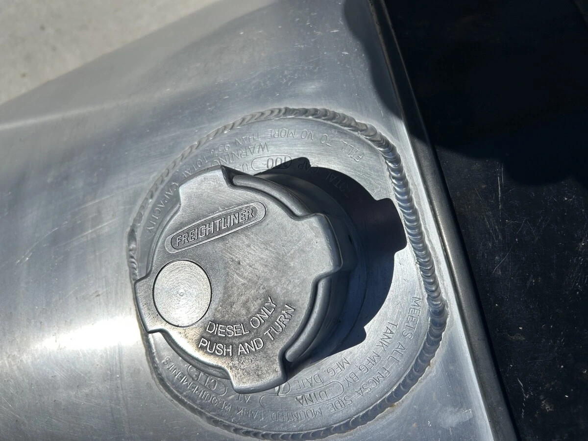 2016 Freightliner Cascadia - image 4