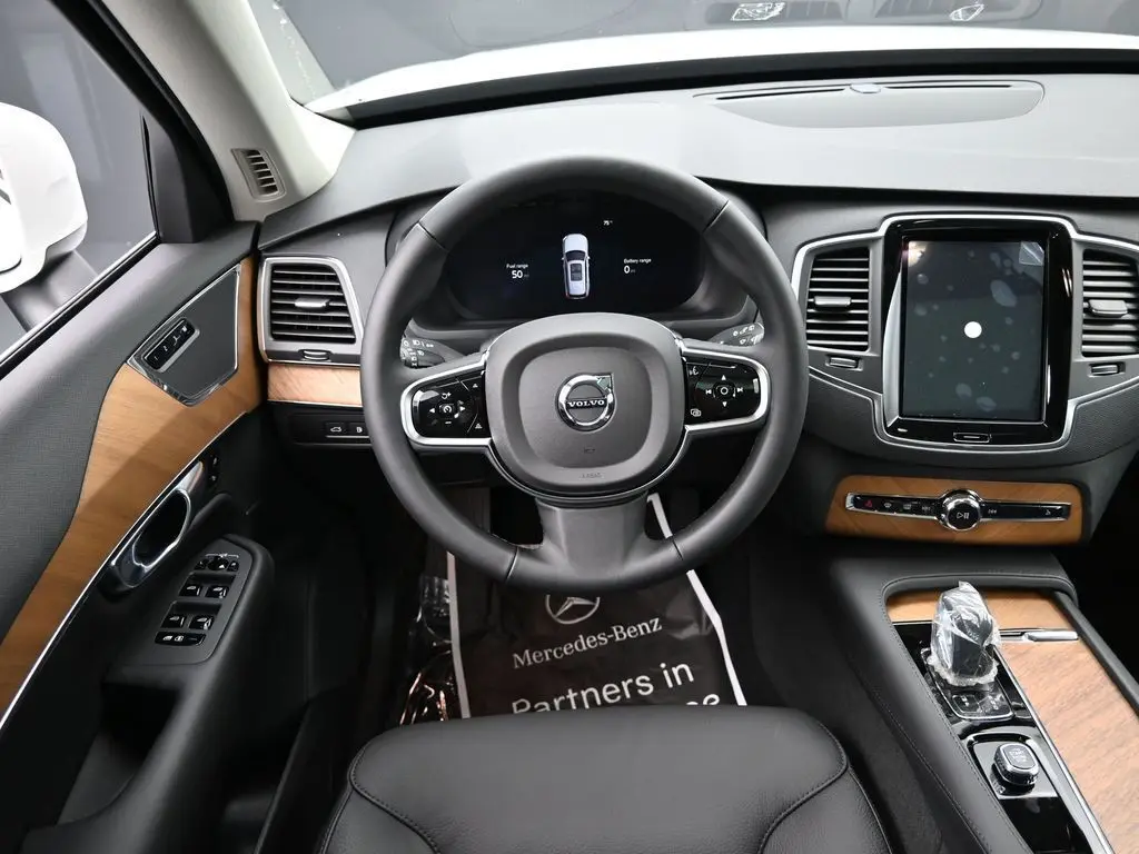 2025 Volvo - image 18