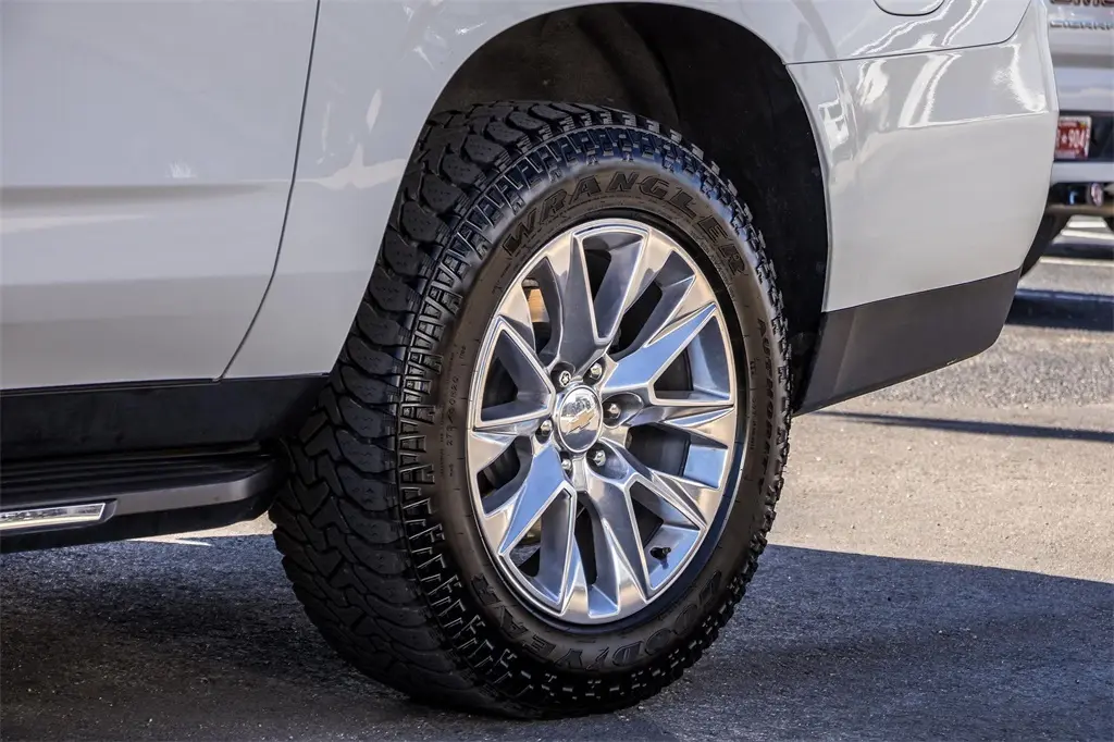 2023 Chevrolet Suburban Premier photo 3