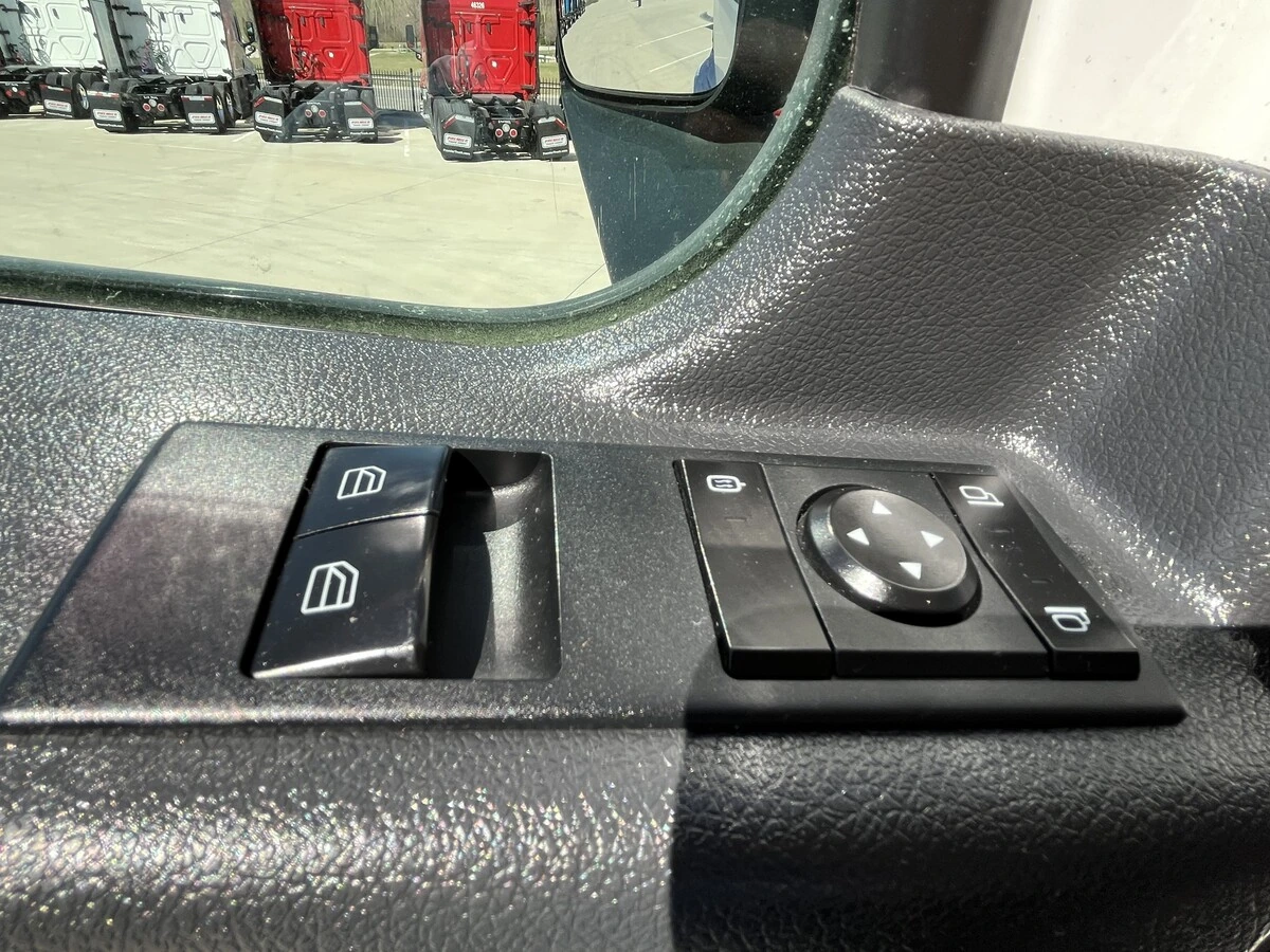 2023 Freightliner Cascadia - image 26