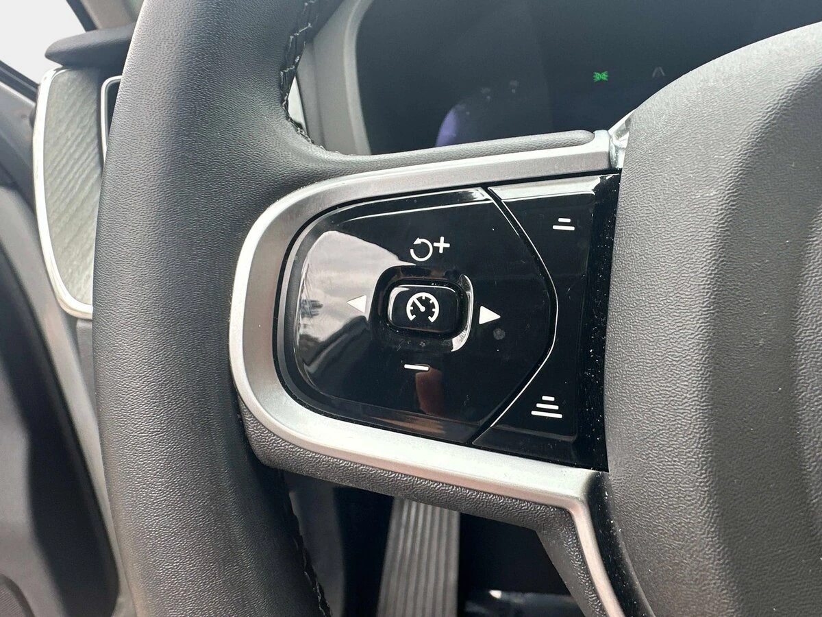 2025 Volvo - image 27