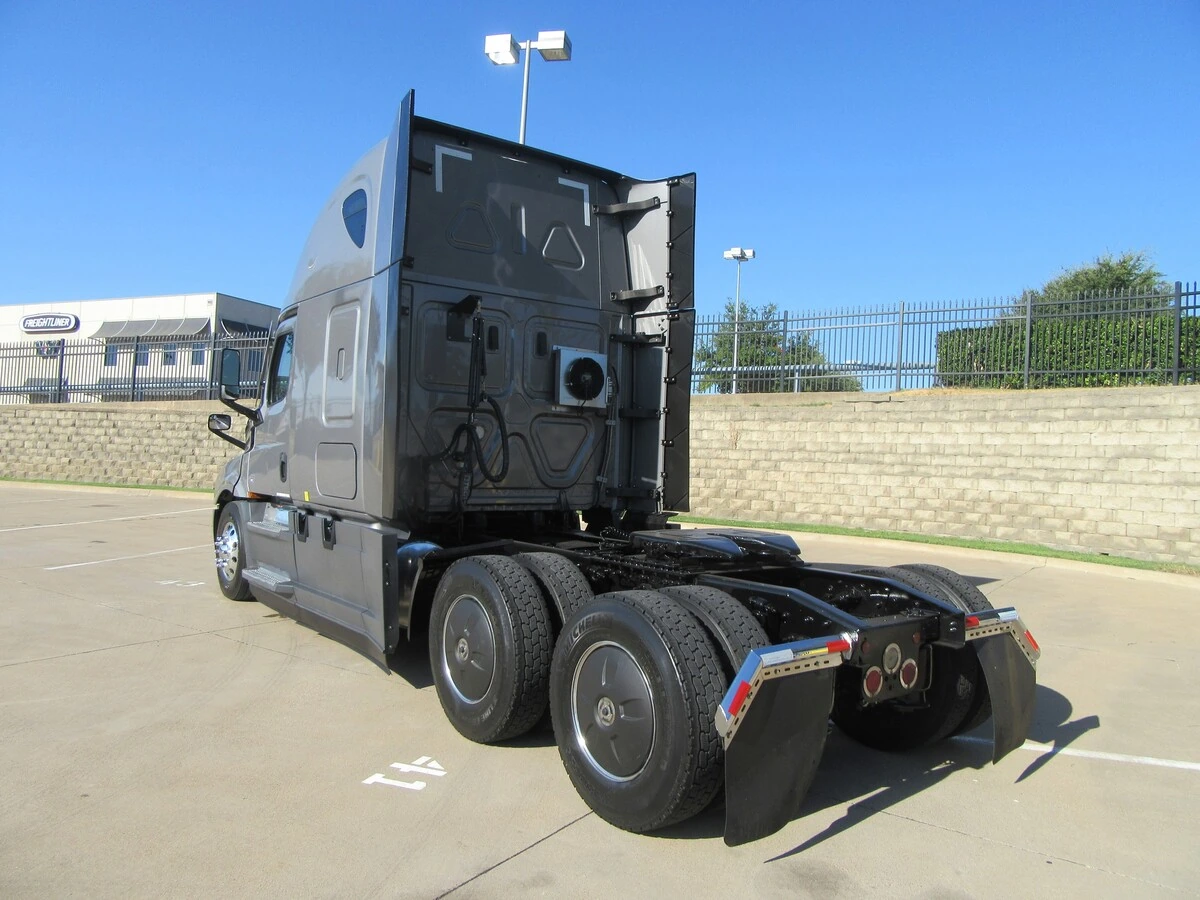 2021 Freightliner Cascadia — photo 3