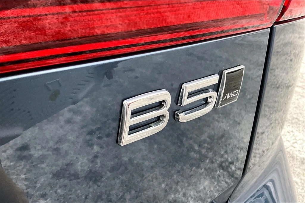 2026 Volvo - image 8