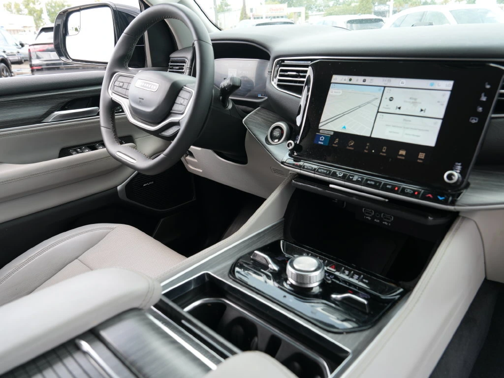 2023 Jeep Wagoneer L Series III - Photo 19