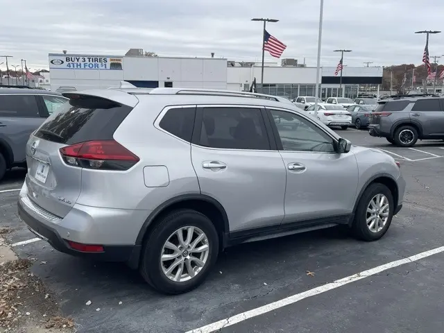 2020 Nissan Rogue SV photo 3