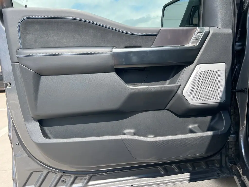 2025 Ford F-150 Platinum photo 7