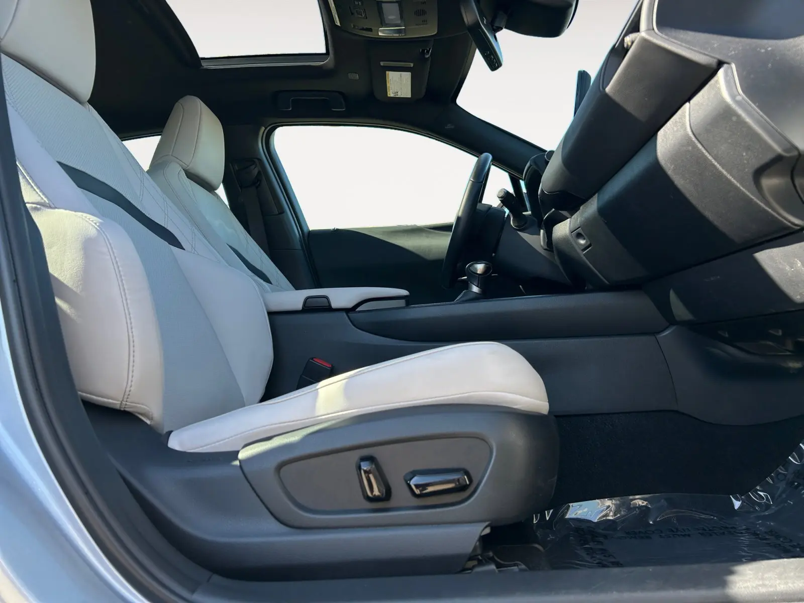 2023 Lexus UX 250h Premium photo 15