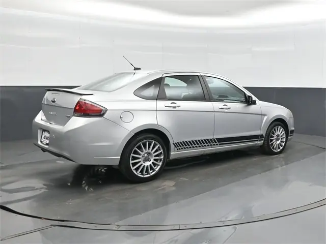 2011 Ford Focus SES photo 3