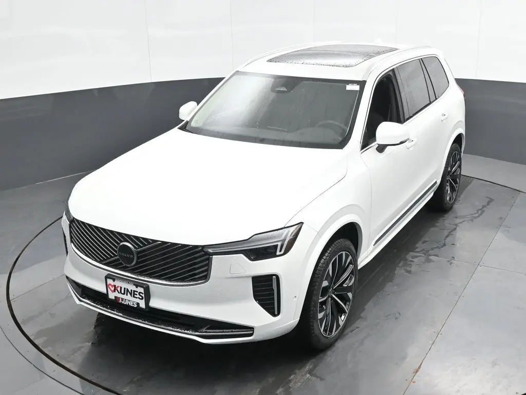 2025 Volvo - image 37