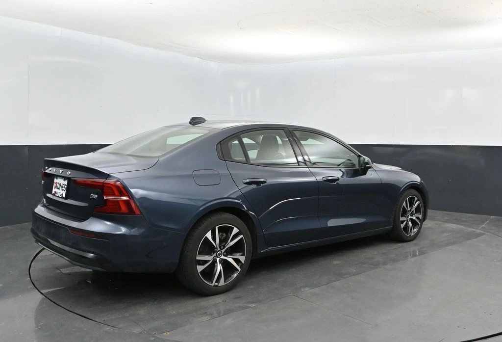 2024 Volvo - image 3