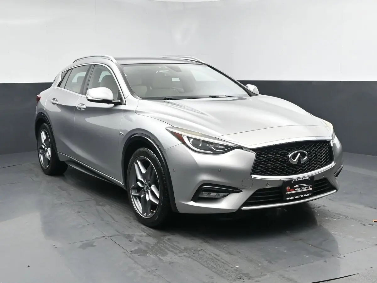 2018 Infiniti QX30 Premium photo 2