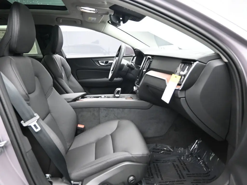 2026 Volvo - image 27