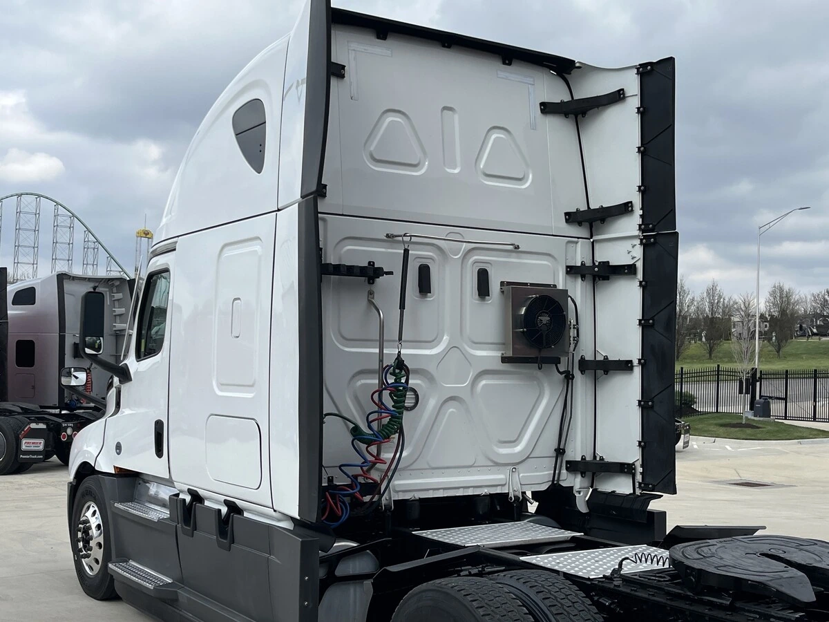 2023 Freightliner Cascadia - image 15