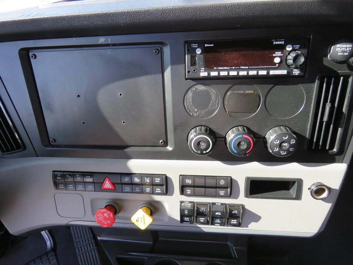 2022 Freightliner Cascadia - image 21