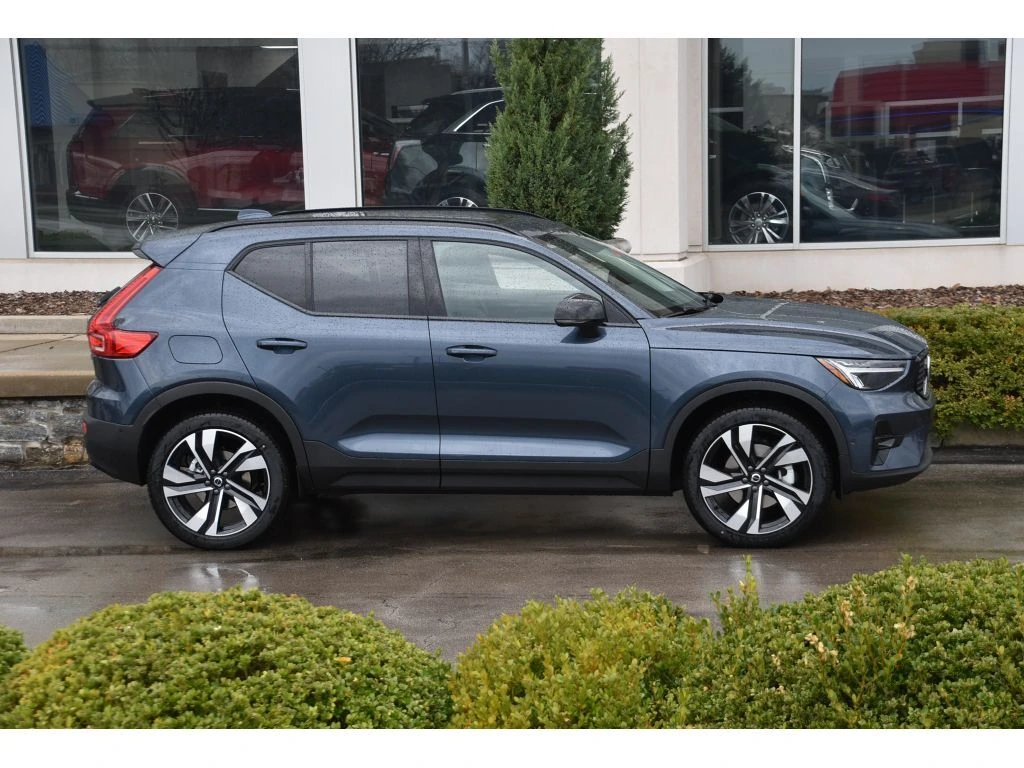 2026 Volvo - image 3