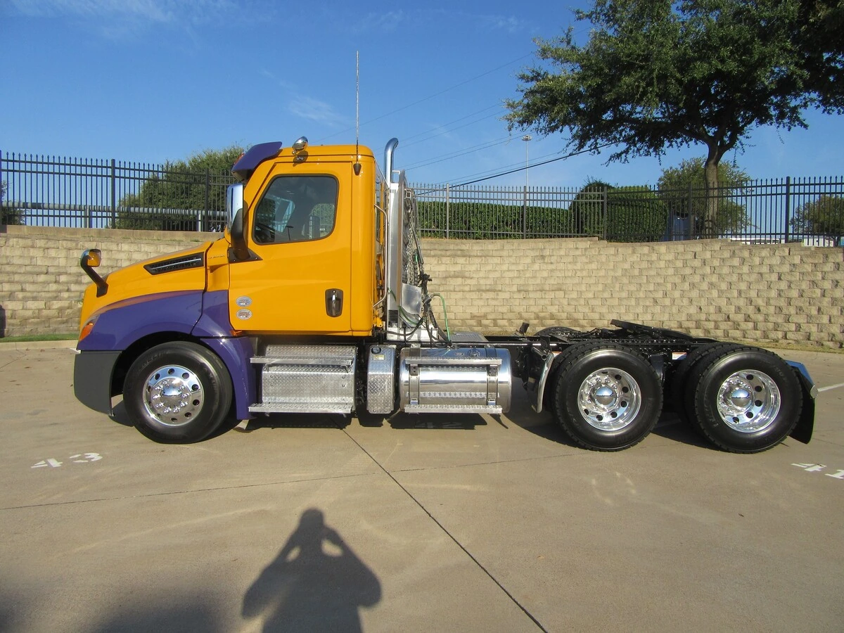 2025 Freightliner Cascadia — photo 6