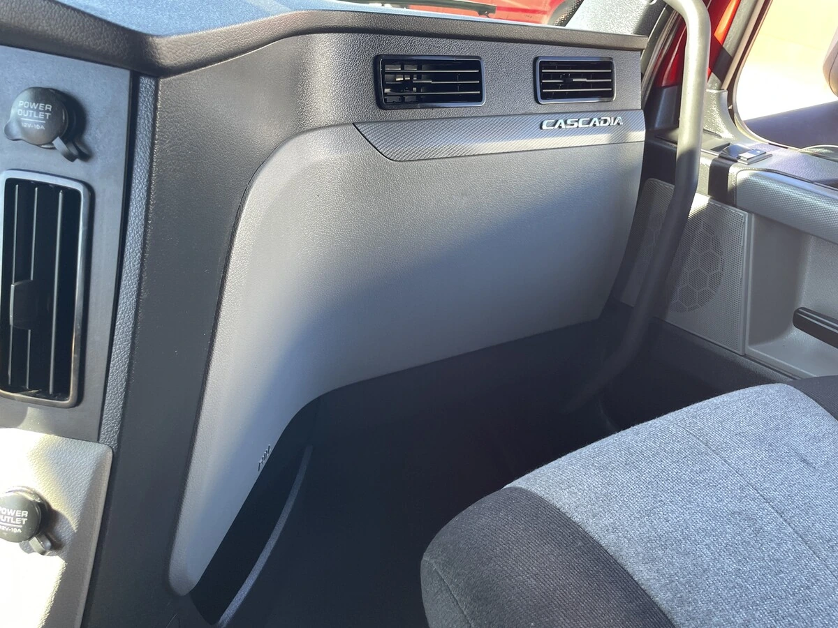 2021 Freightliner Cascadia - image 24