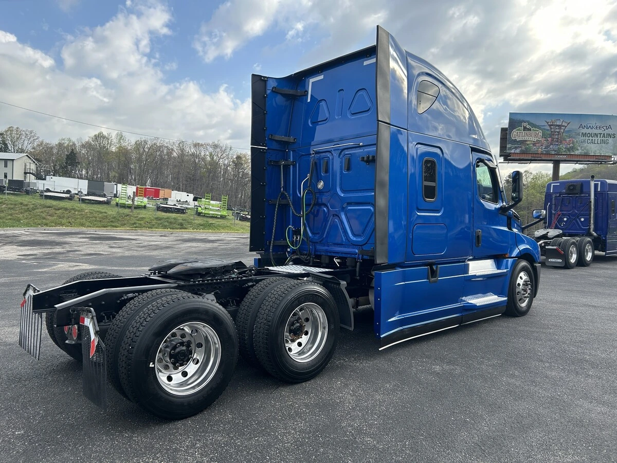 2022 Freightliner Cascadia - image 5