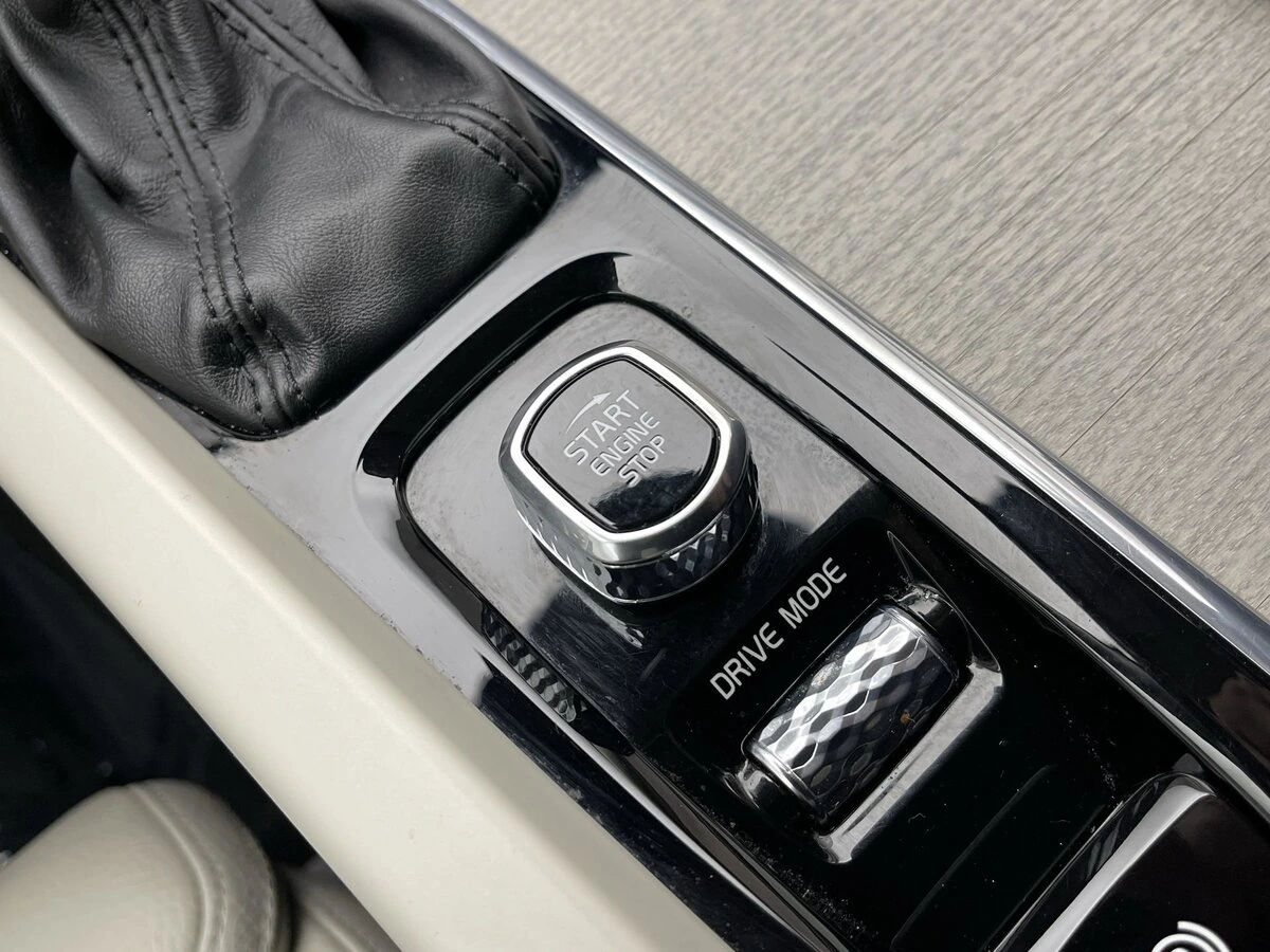 2020 Volvo - image 20