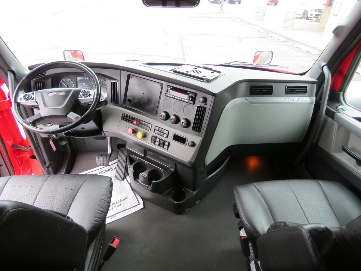 2022 Freightliner Cascadia - image 18