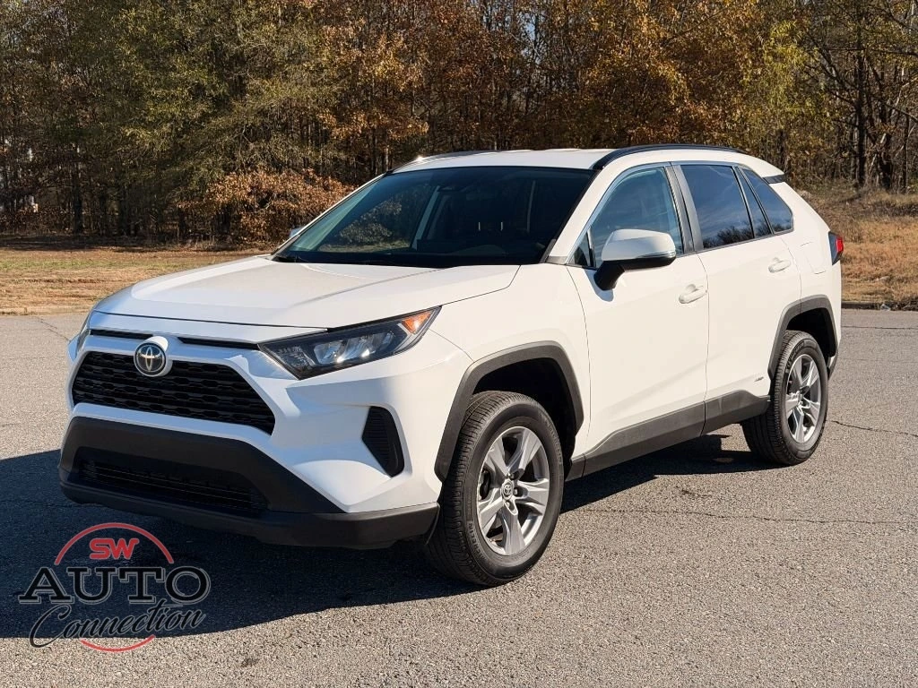 2022 Toyota RAV4 LE's photo