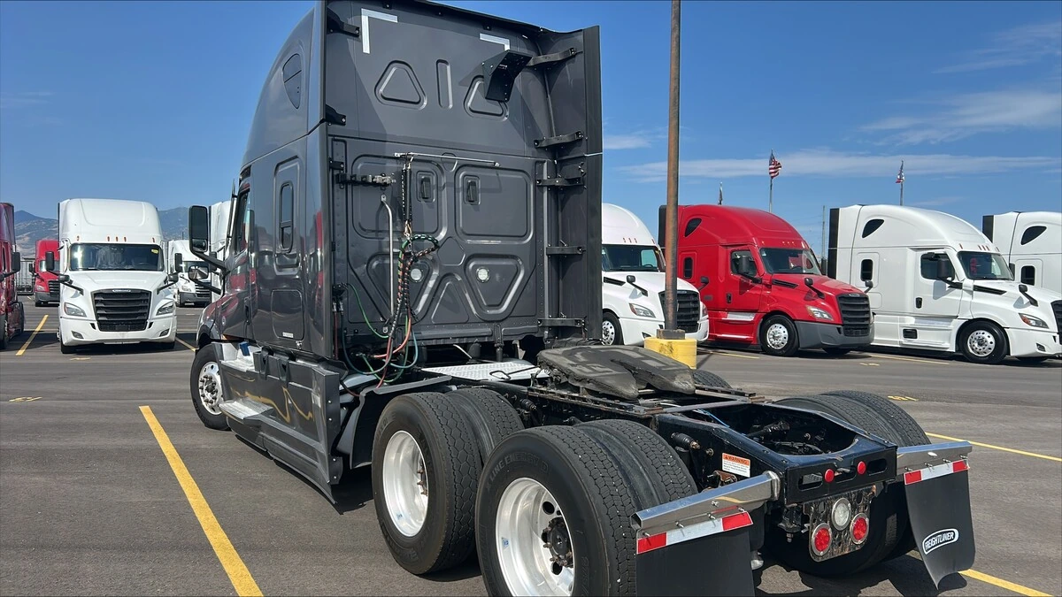 2022 Freightliner Cascadia — photo 3