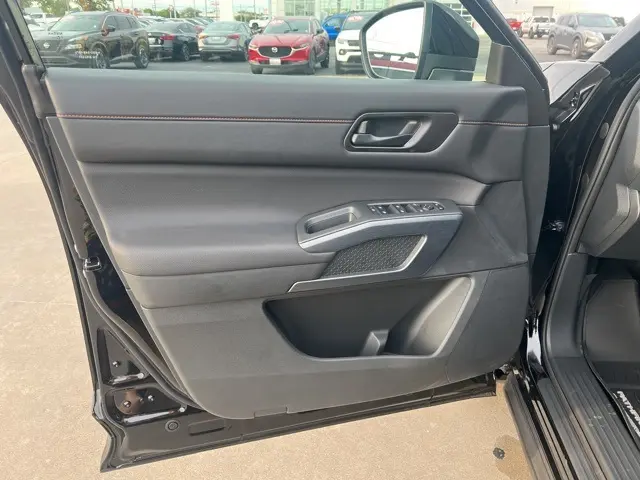 2025 Nissan Pathfinder Rock Creek photo 9