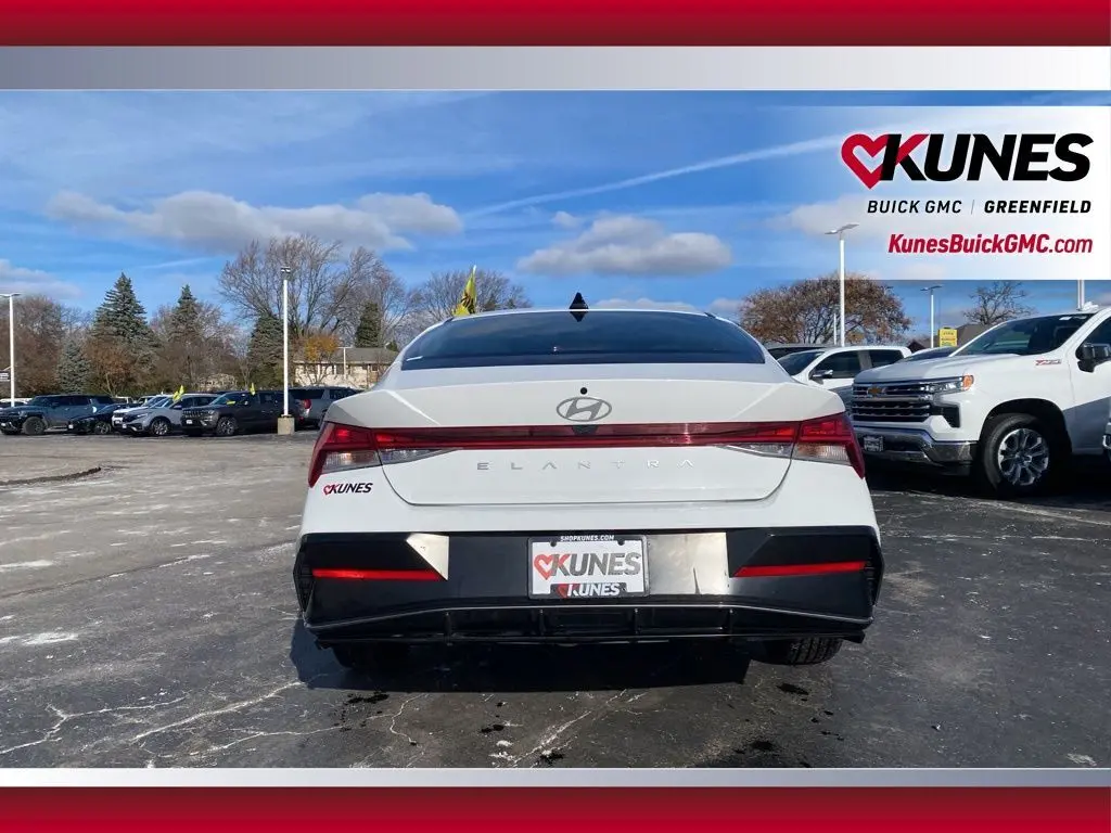 2025 Hyundai Elantra SEL Convenience photo 4