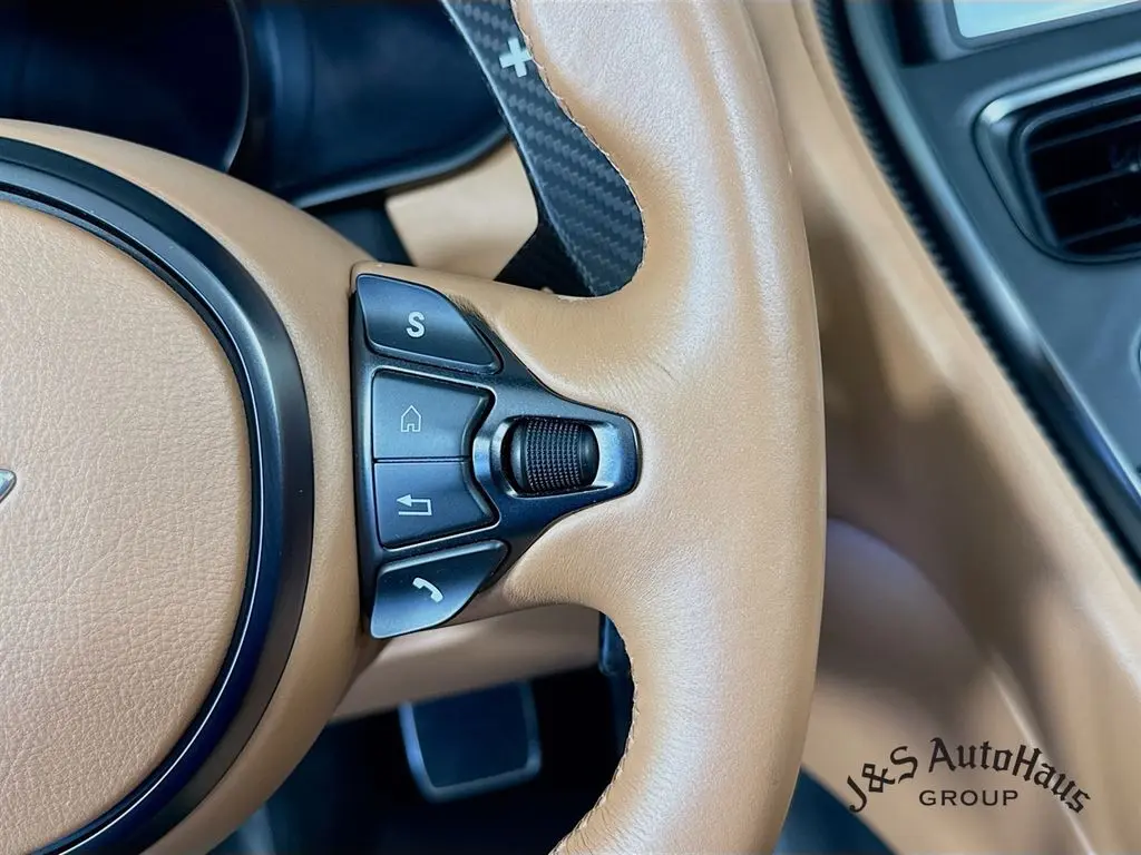 2021 Aston Martin DBS photo 11