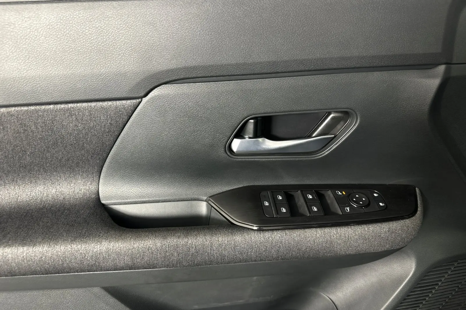 2026 Nissan Kicks SV photo 6