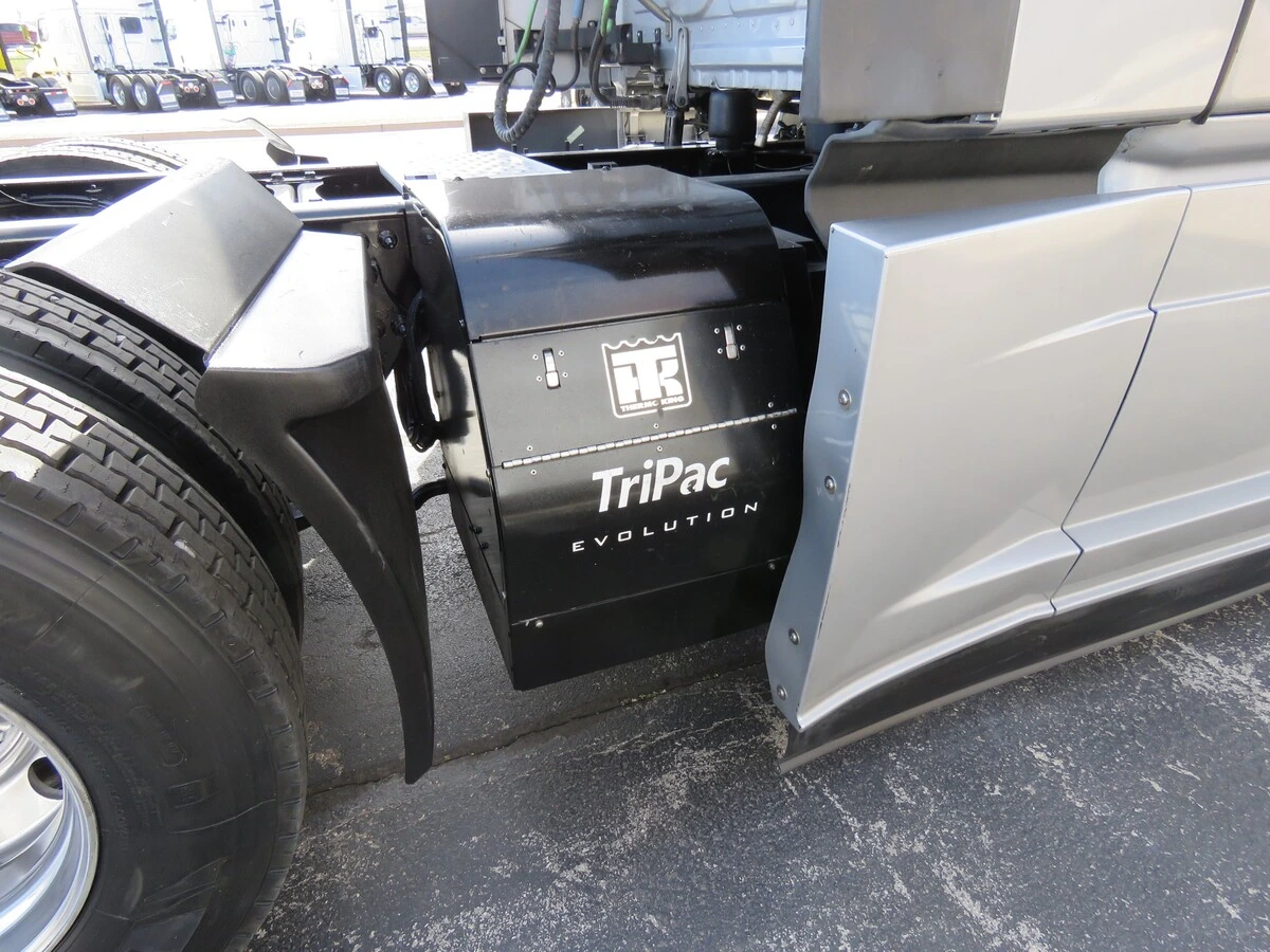 2022 Freightliner Cascadia - image 8