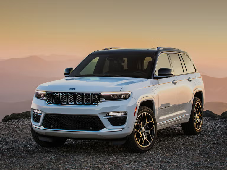 A 2022 Jeep Grand Cherokee sitting parked.