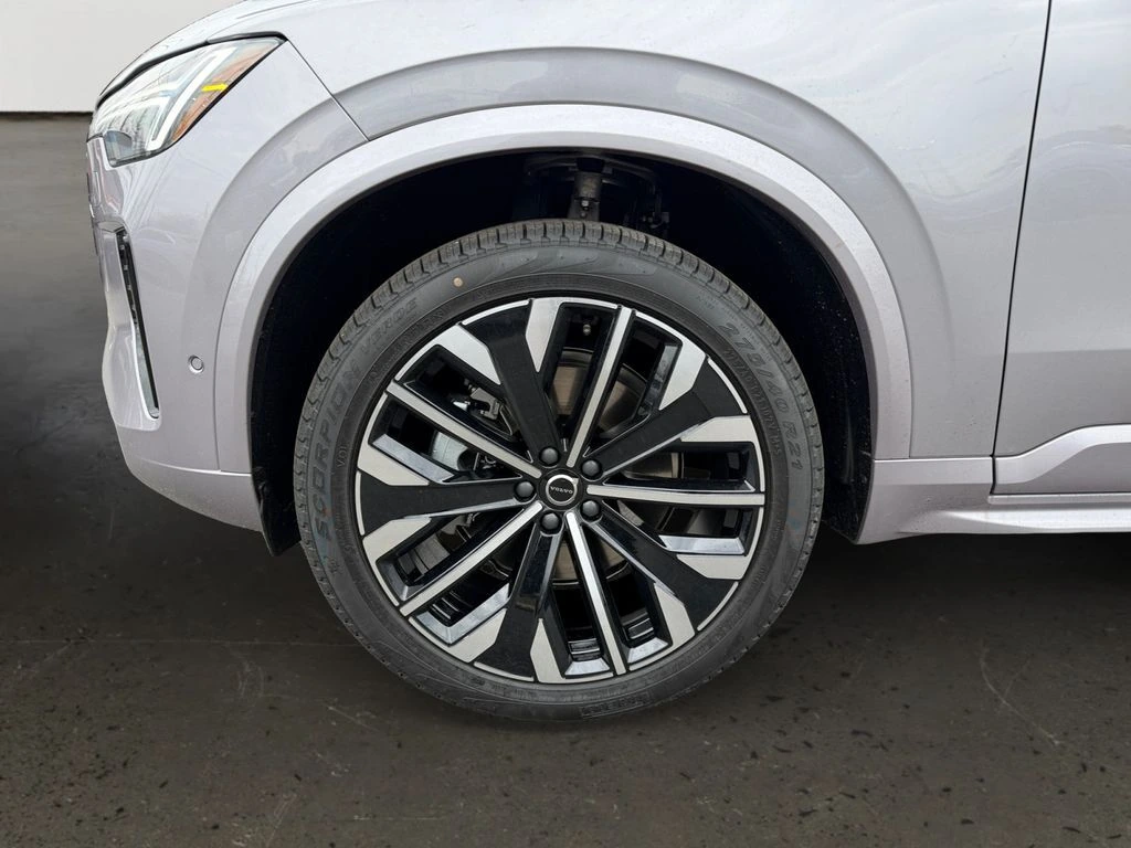 2026 Volvo - image 25