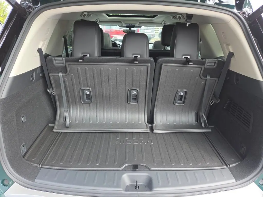 2025 Nissan Pathfinder Platinum photo 12