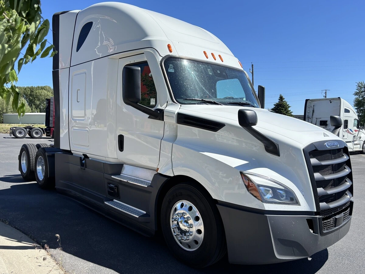 2025 Freightliner Cascadia — photo 3