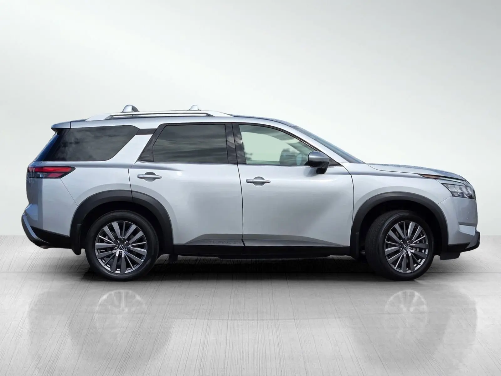 2024 Nissan Pathfinder SL photo 3