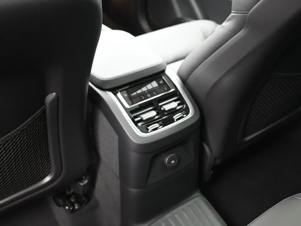2025 Volvo - image 24