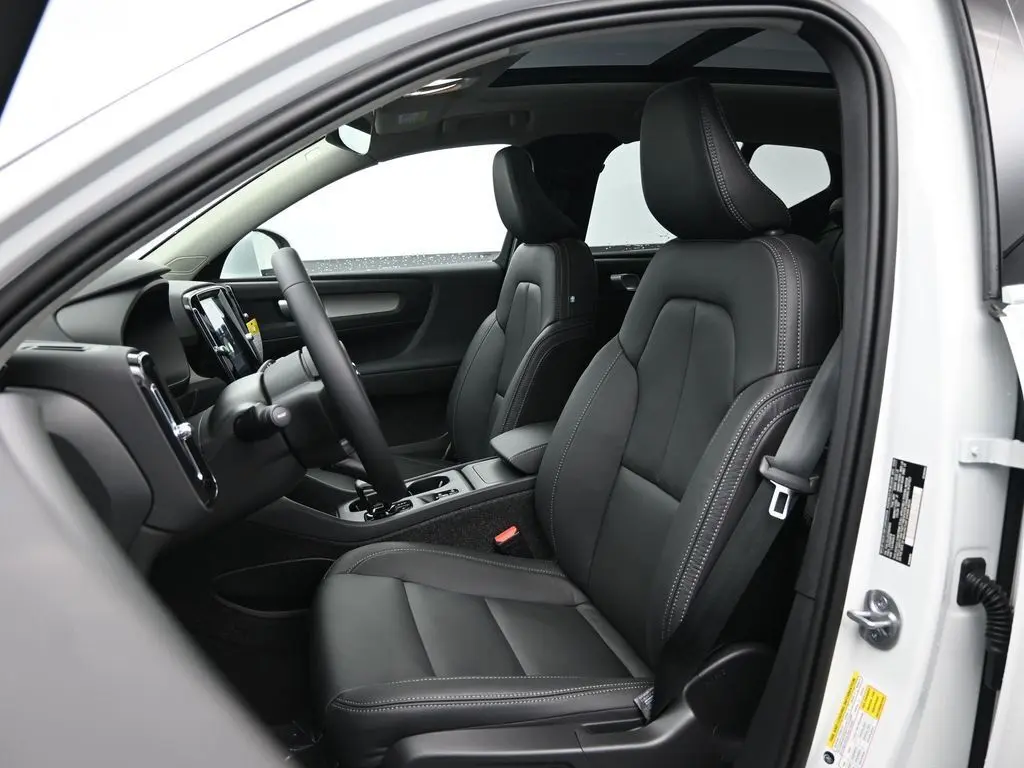 2025 Volvo - image 19