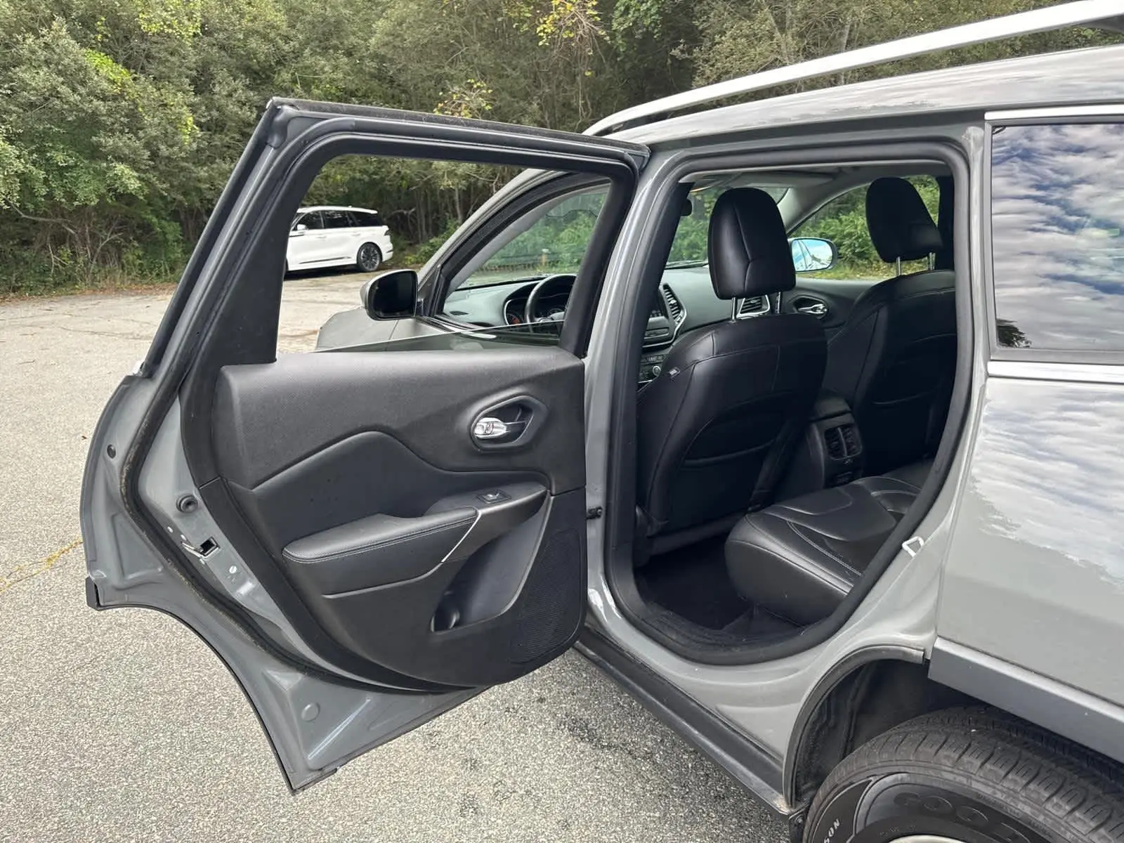 2020 Jeep Cherokee Latitude photo 30