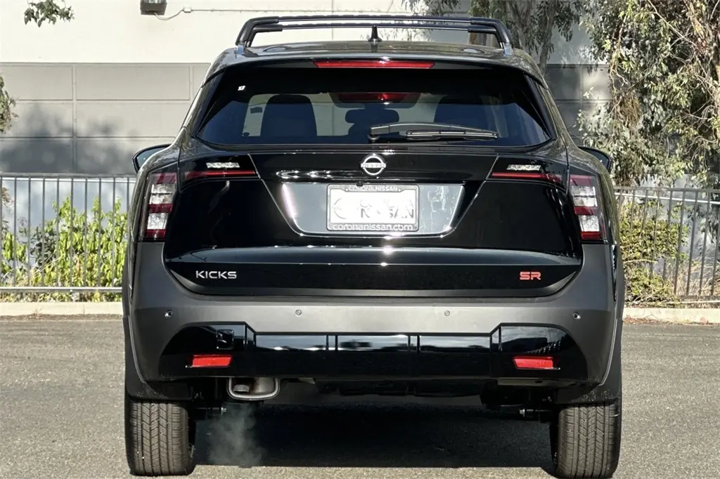 2026 Nissan Kicks SR photo 3