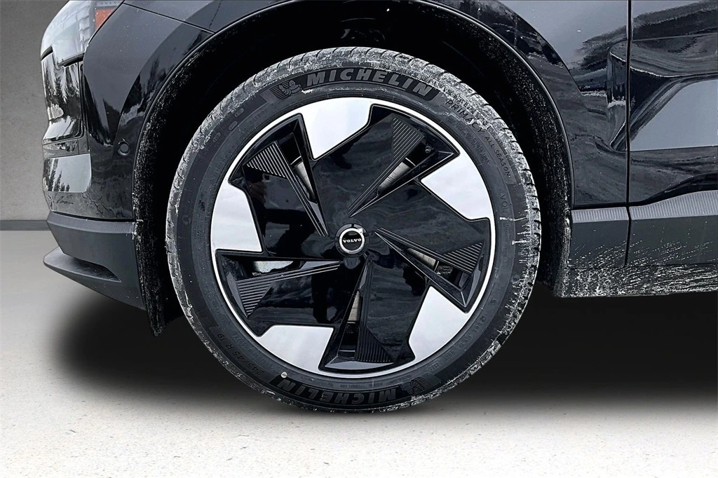 2026 Volvo - image 13