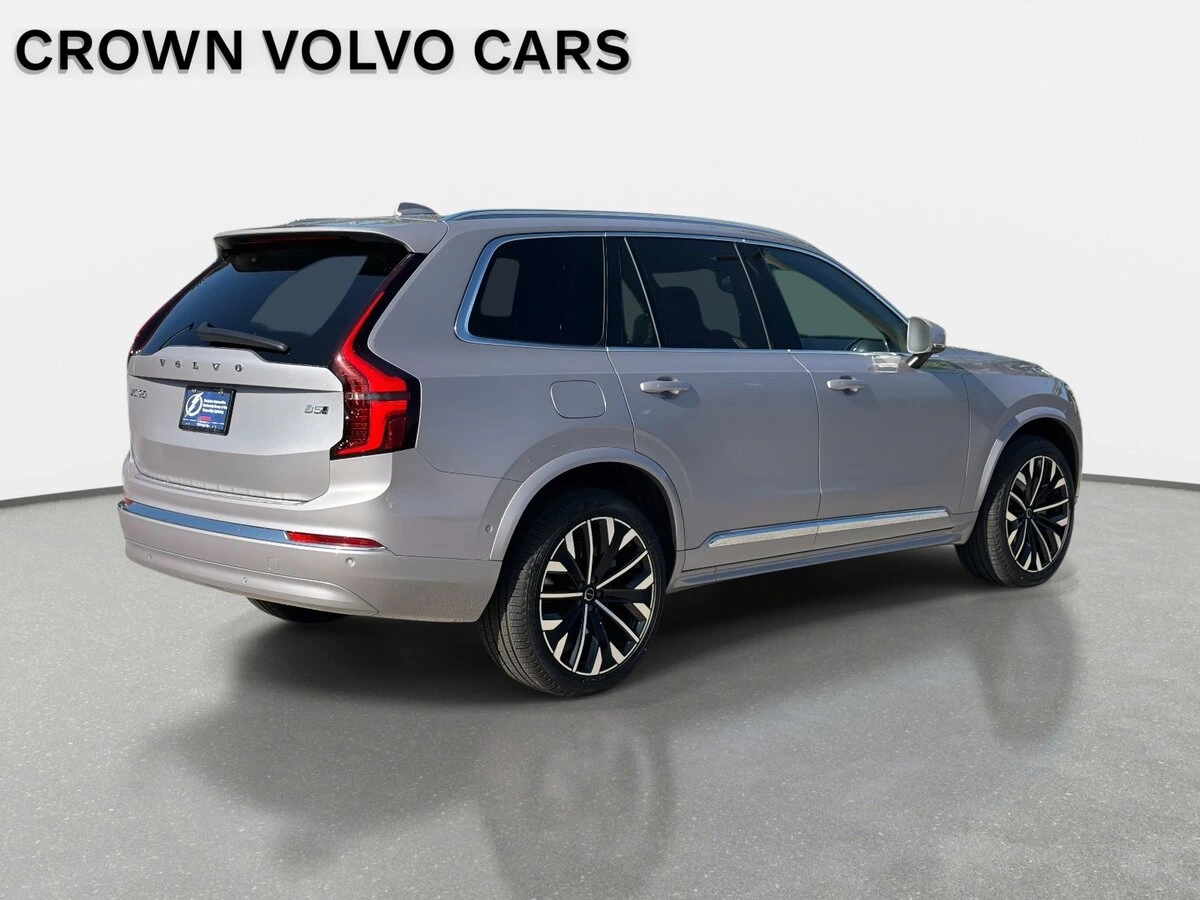 2026 Volvo - image 5