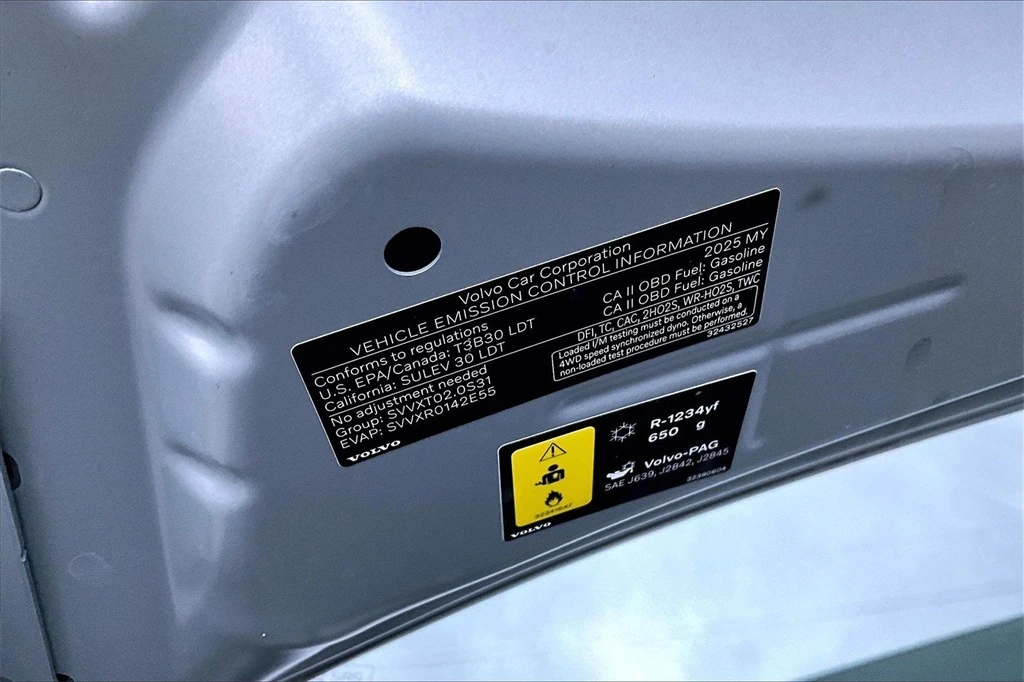 2025 Volvo - image 31