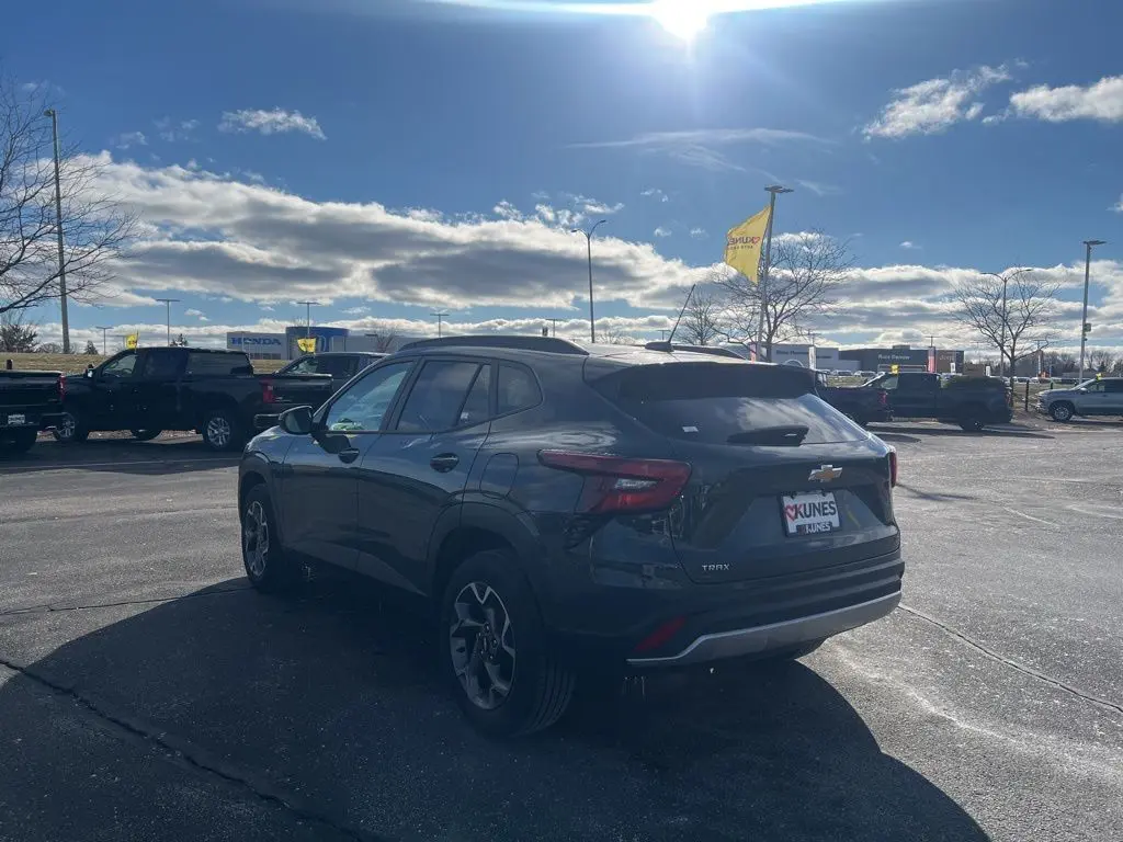 2025 Chevrolet Trax LT photo 3