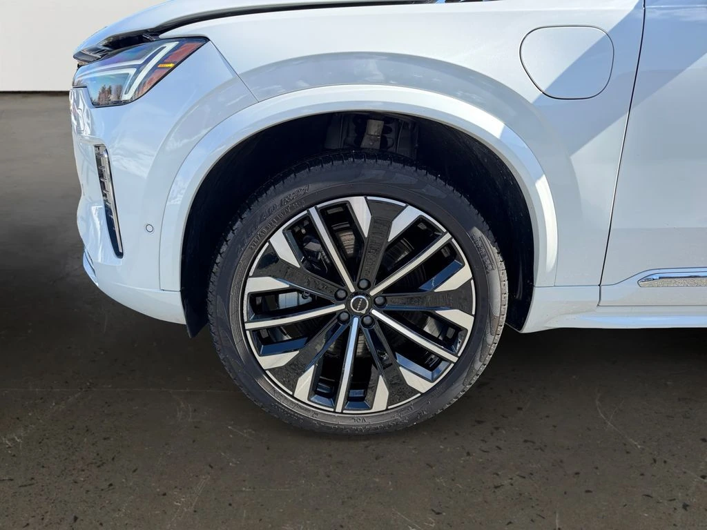 2025 Volvo - image 27