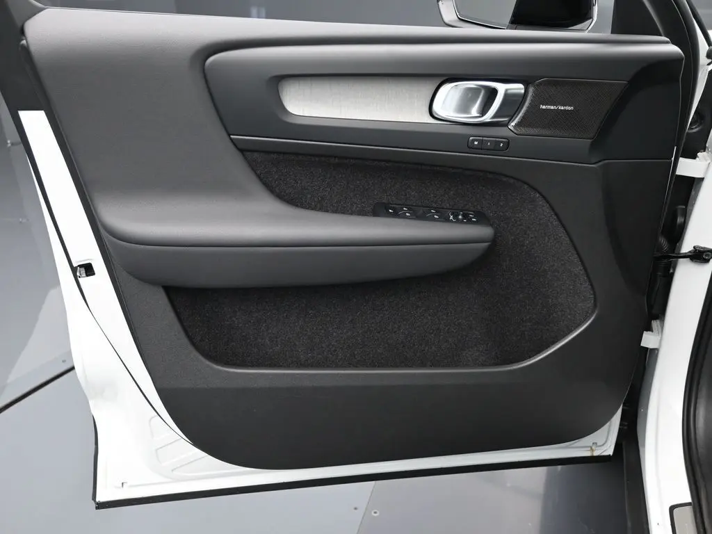 2025 Volvo - image 22