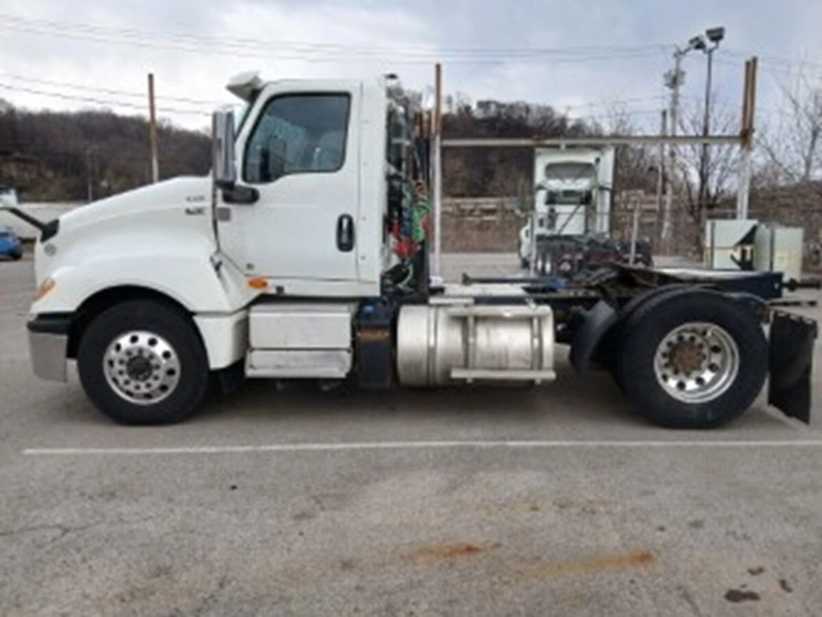 2020 International LT - image 3