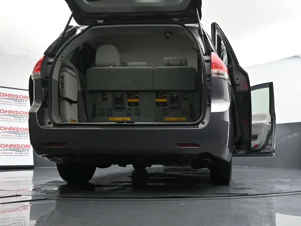 2014 Toyota Sienna LE photo 50