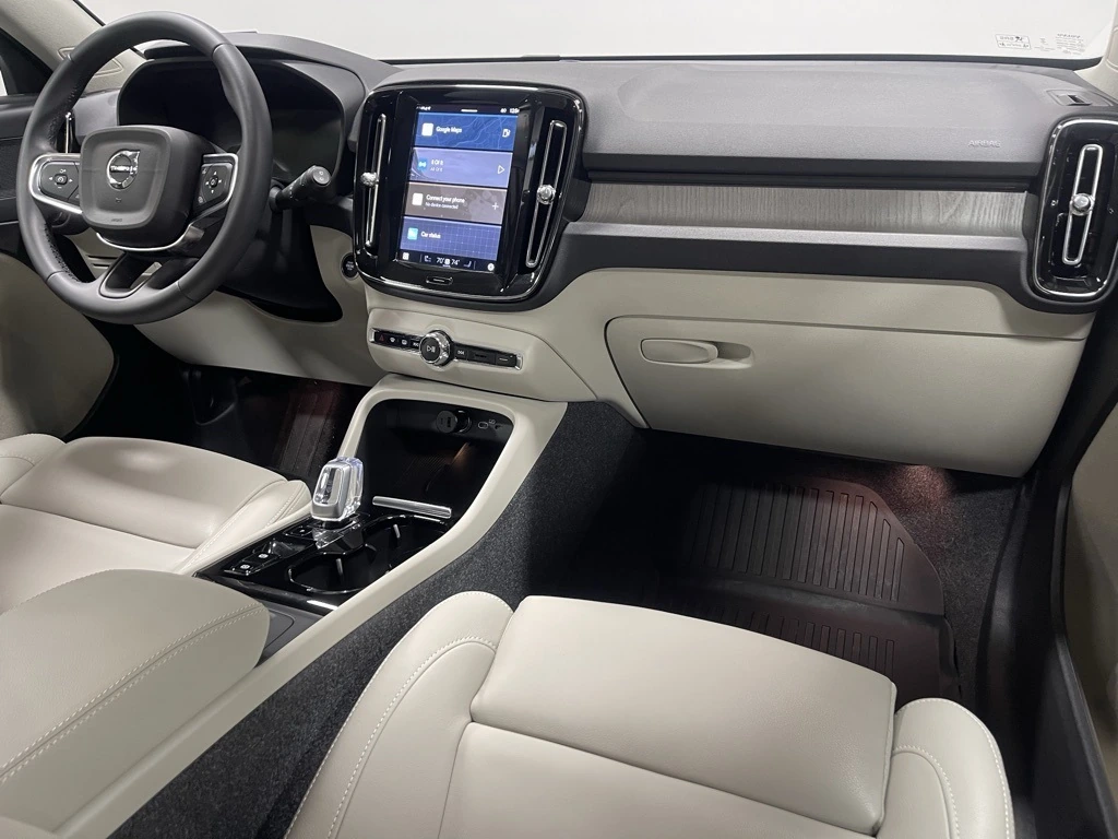 2025 Volvo - image 28